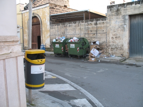 Cassonetti stracolmi nel Salento.