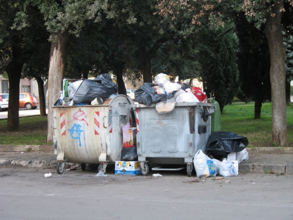 Cassonetti stracolmi nel Salento.