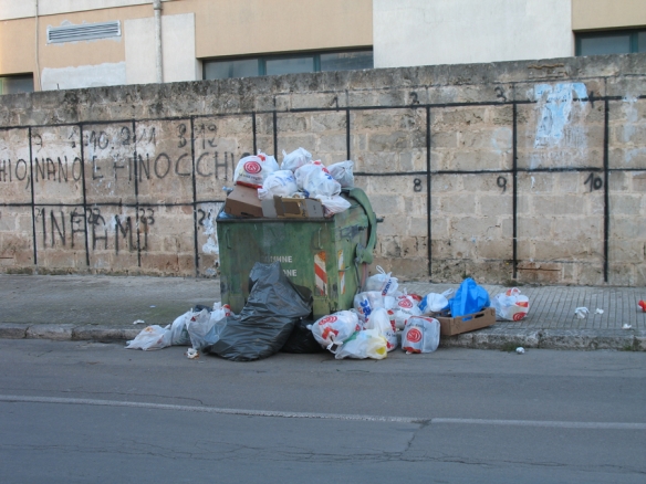 Cassonetti stracolmi nel Salento.