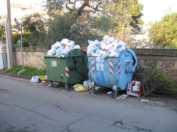 Cassonetti stracolmi nel Salento.