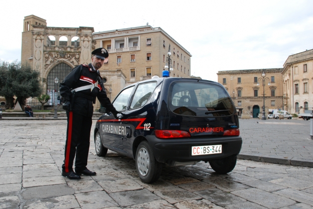 L'auto ecologica dei carabinieri, sfila per la citt.