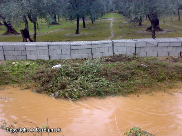 Uggiano La Chiesa, straripa il canale di bonifica.