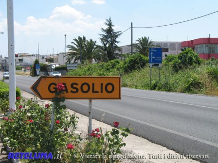 Rapina alla pompa di benzina. Tre rapinatori che hanno incendiato pure l'auto