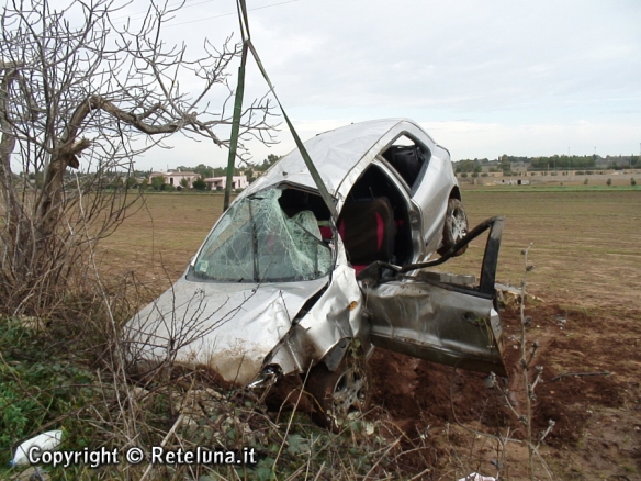 Sbanda con l'auto, fuori strada.