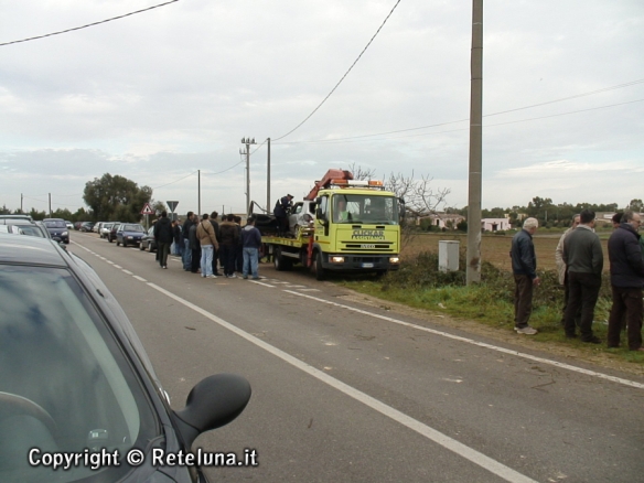 Sbanda con l'auto, fuori strada.