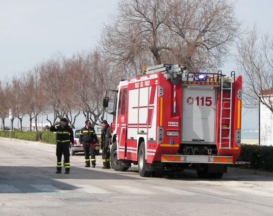 Autovettura prende fuoco a Gallipoli.