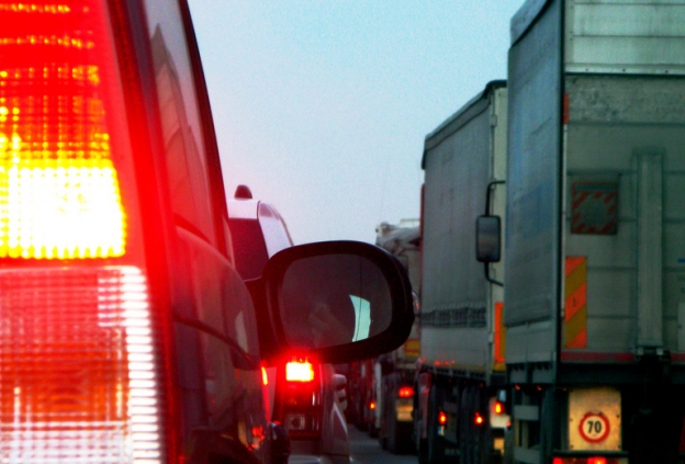 Nascosti nel rimorchio del tir, in cerca di fortuna.