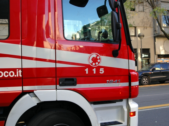 Auto in fiamme di una guardia giurata,