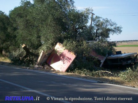 Muore un 54enne di Lizzanello. Impatto col furgone su un albero d'ulivo