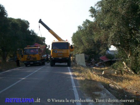 Muore un 54enne di Lizzanello. Impatto col furgone su un albero d'ulivo