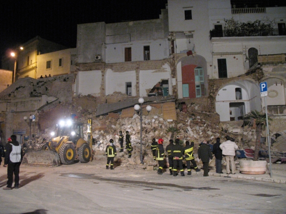 Crollano diversi locali a Castro.