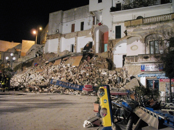 Crollano diversi locali a Castro.