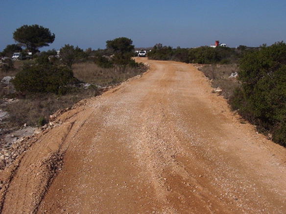 Costruisce strada abusiva per vecchio casolare.