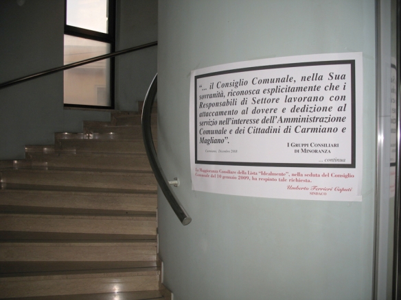 Manifesti corrosivi affissi a Carmiano.