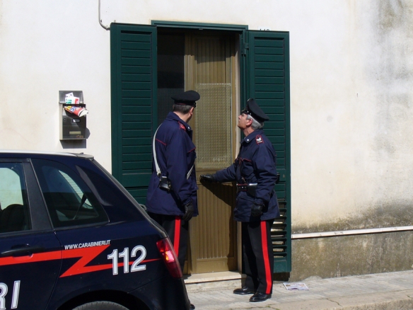 Rapinato, pestato e arrestato.