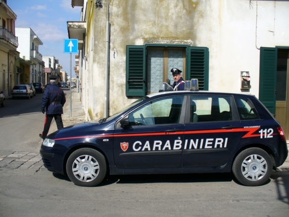 Rapinato, pestato e arrestato.