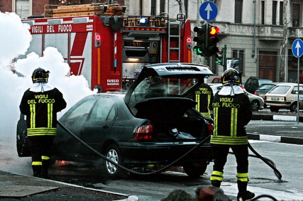 Al fuoco l'auto di un finanziere di Surbo.