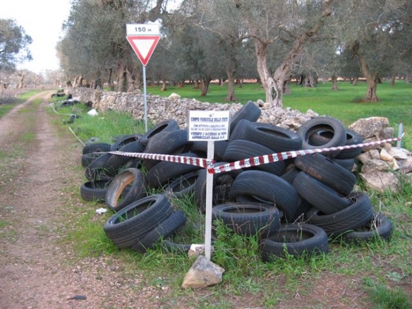 Dodici discariche abusive, tutte sequestrate.