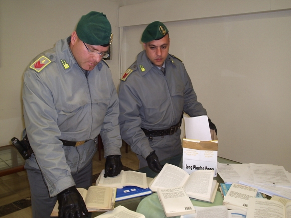 Sequestrati dalla finanza quasi 2mila libri clonati.