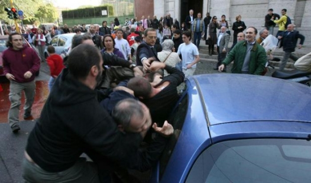 Rissa tra gallipolini e studenti di un liceo.