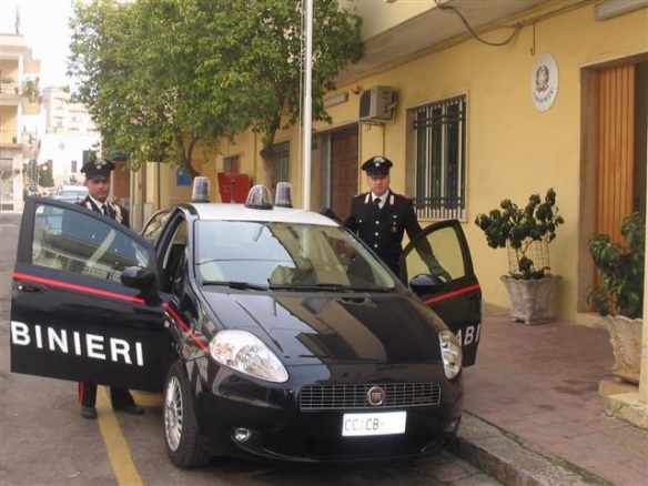 Rubano grano nel fondo, scatta l'arresto.