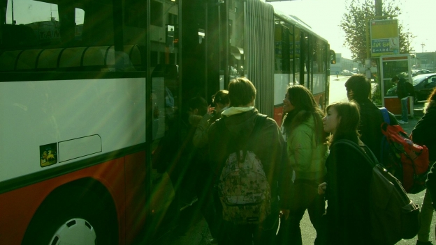 Controlli a bordo di un autobus studentesco.