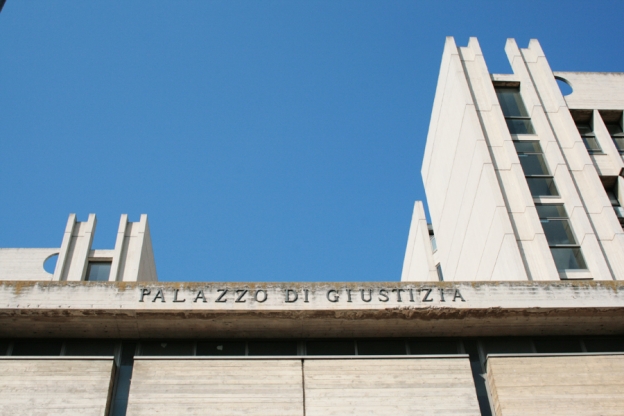 Pioggia di pugni contro l'autista di un pulmino.