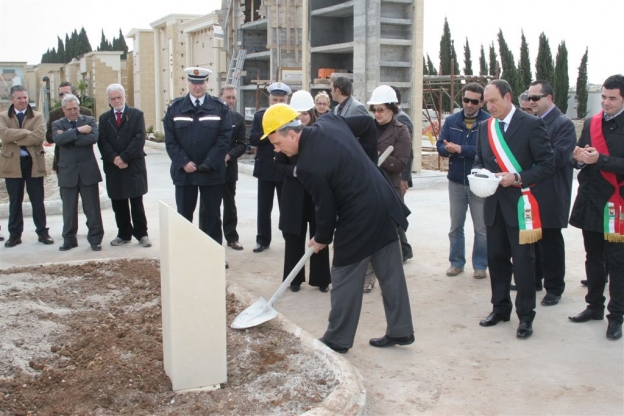 Un monumento in ricordo di Renata Fonte.