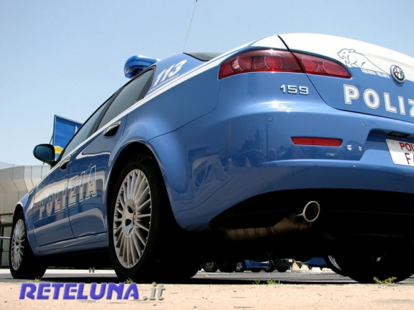 Lancia oggetto dall'abitazione per strada.