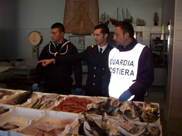 Salvato anziano con motore in avaria in mare.