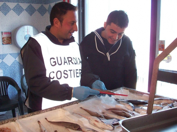 Salvato anziano con motore in avaria in mare.