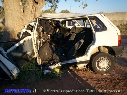 Perde il controllo dell'auto e si schianta su un albero. Grave donna di Trepuzzi