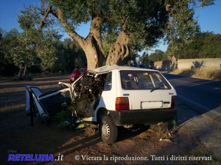 Perde il controllo dell'auto e si schianta su un albero. Grave donna di Trepuzzi