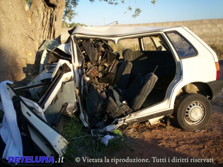 Perde il controllo dell'auto e si schianta su un albero. Grave donna di Trepuzzi