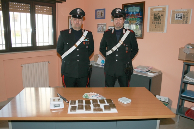 Un chilo e tre di hashish nel ripostiglio di casa.