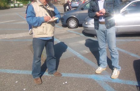 Sant'Isidoro, stanchi del parcheggiatore abusivo, lo segnalano alle autorità