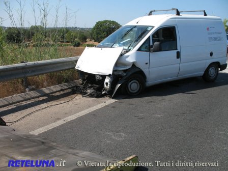 Sbanda con l'auto e finisce sul guard rail. Grave un uomo, 52enne, di Gallipoli