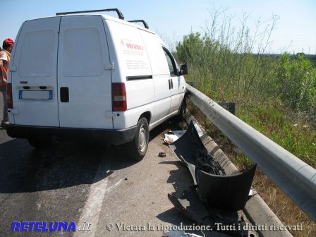 Sbanda con l'auto e finisce sul guard rail. Grave un uomo, 52enne, di Gallipoli