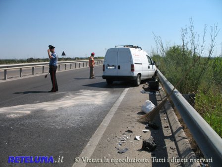 Sbanda con l'auto e finisce sul guard rail. Grave un uomo, 52enne, di Gallipoli