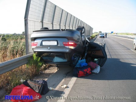 Perde il controllo dell'auto e si cappotta con tutta la famiglia. Un passeggero ferito