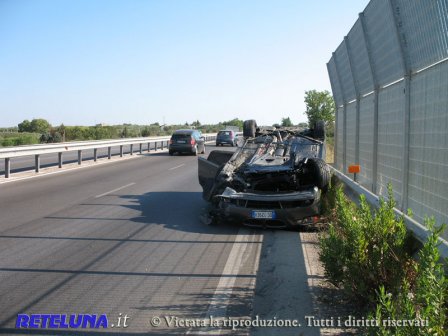 Perde il controllo dell'auto e si cappotta con tutta la famiglia. Un passeggero ferito