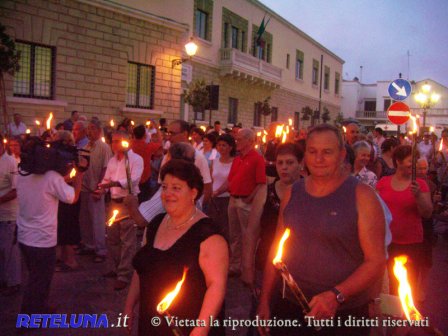 Tutti in marcia per Peppino. La fiaccolata ieri sera a Ugento per il consigliere