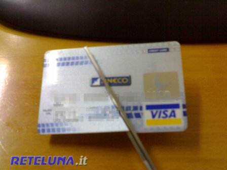 Usava il bancomat e faceva la spesa al market con carta di credito della conoscente