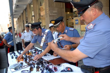 Sorpresi in centro a vendere merce contraffatta. Denunciati due senegalesi