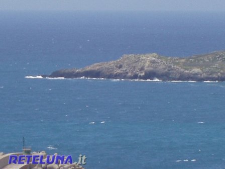 La barca non regge e affonda. Turisti al largo di Punta Meliso salvi per miracolo