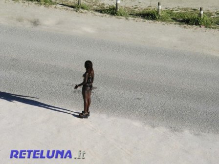 Si prostituiscono alla luce del sole. L'allarme dei turisti che chiamano i carabinieri