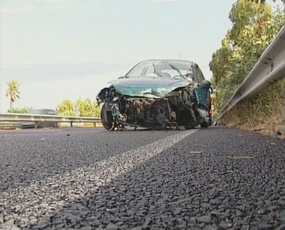 Pomeriggio «movimentato» per due giovani. Il guidatore dell'auto perde il controllo