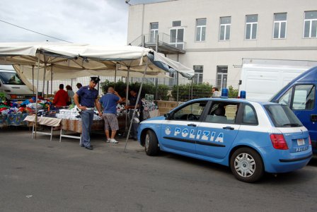 «Il posto per la bancarella è mio», e poi scoppia la rissa. Arrestati cinque venditori