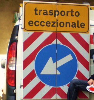 Trasporto eccezionale, offre denaro per «chiudere un occhio». Denunciato 37enne