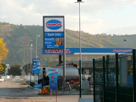 Rapina con pistola nella mattina al distributore di benzina. Via con 1500 euro